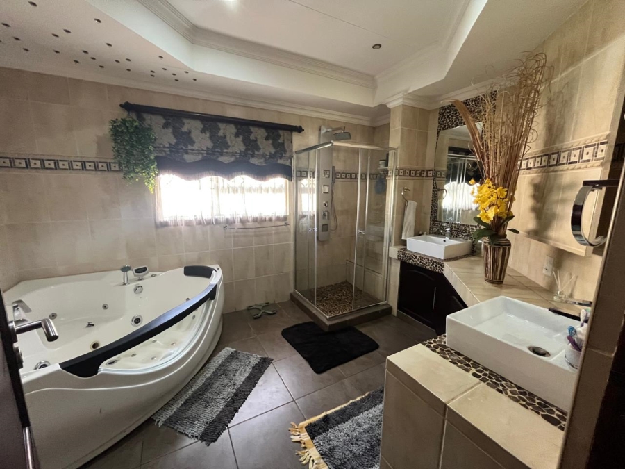 5 Bedroom Property for Sale in Christiana North West